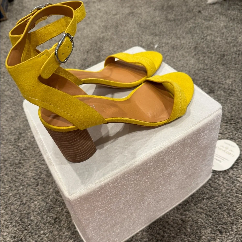 NWOT Nine West Sindie2 Yellow Velvet Heeled Sandals - Picture 1 of 6